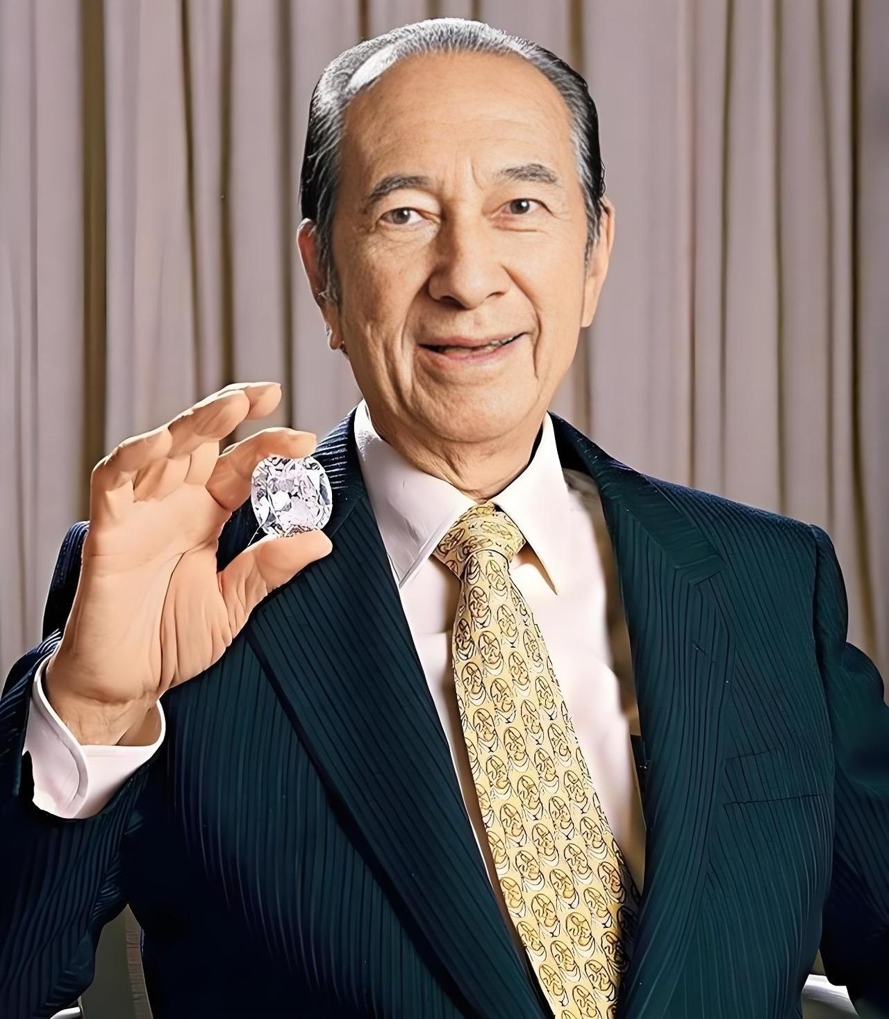 要说狠四太梁安琪在他面前真的连提携都不配。在长子何尤光和长媳双双世世的那一刻，何