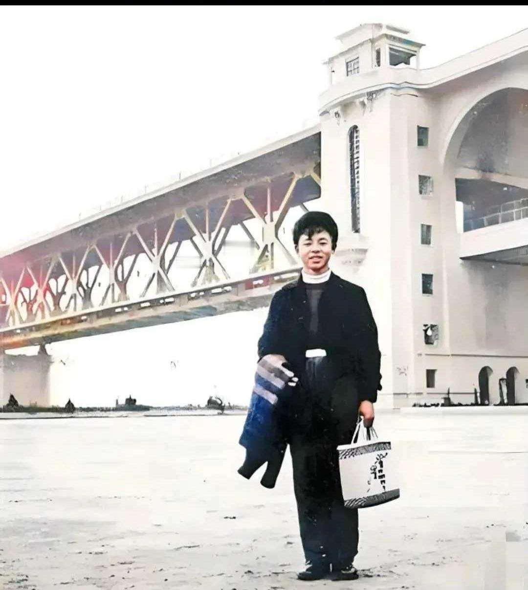 1958年，雷锋在武汉长江大桥留下的珍贵照片，这是他的真实容貌。记得他很爱拍照，