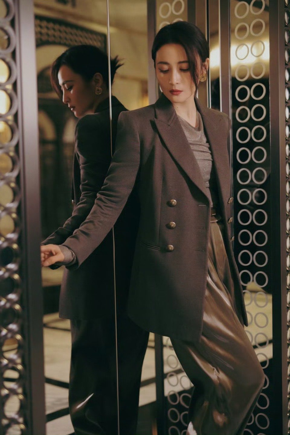 蒋勤勤气场足到头顶蒋勤勤的美，是带着气场的雕塑之美！骨相挺拔，棱角分明，皮肉紧