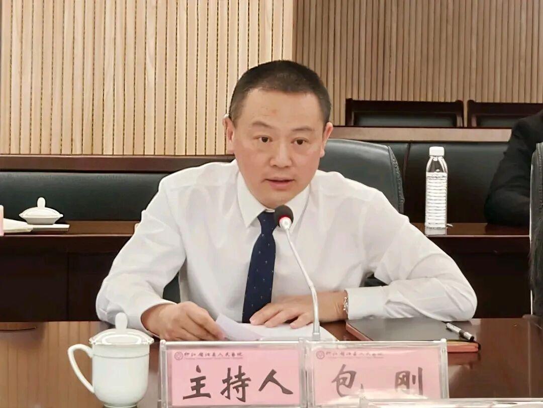 朋友在贵州省铜仁市印江县人民医院上班，听说他们医院的包院长和黄副院长在同一天下来