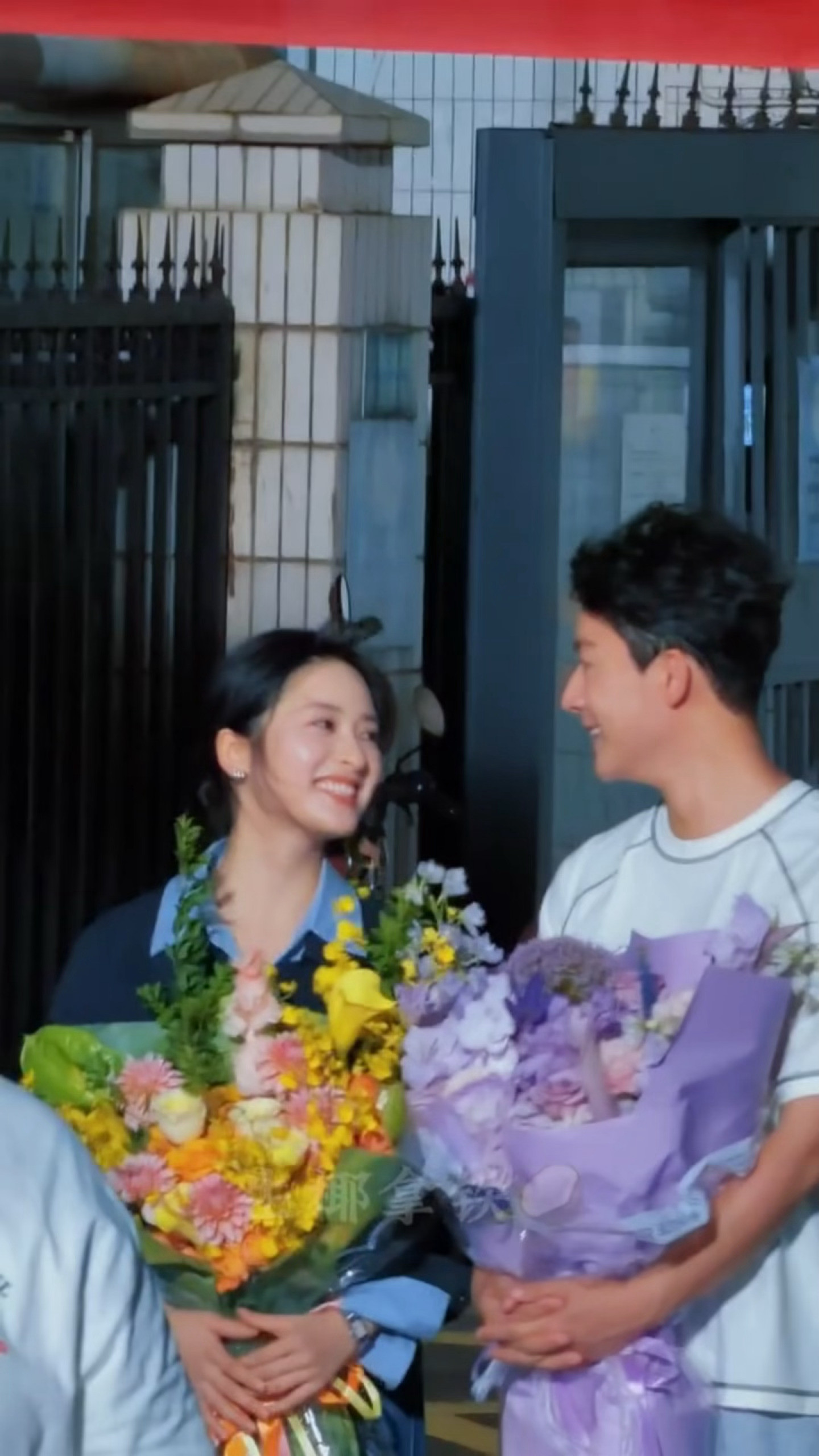 好快啊，这部也杀青了……（可以播了吧）张晚意沈月杀青捧花合照张晚意沈月但愿人长久