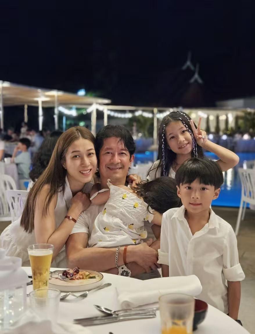 钟嘉欣坦言，虽然工作家庭无法平衡，但无论如何自己都会把家庭放在首位。被问到老