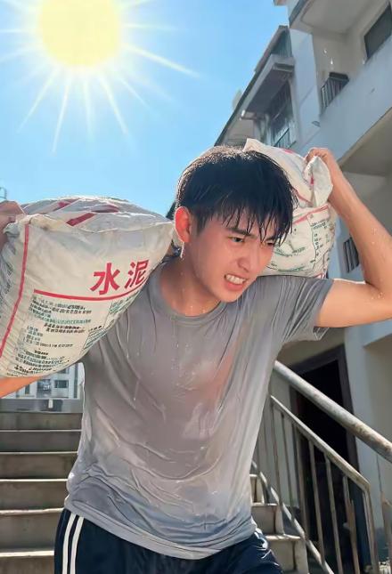 湖北武汉一名19岁男生父母双亡，家里只剩他一个人。靠扛楼一天日入三四百元，把日子