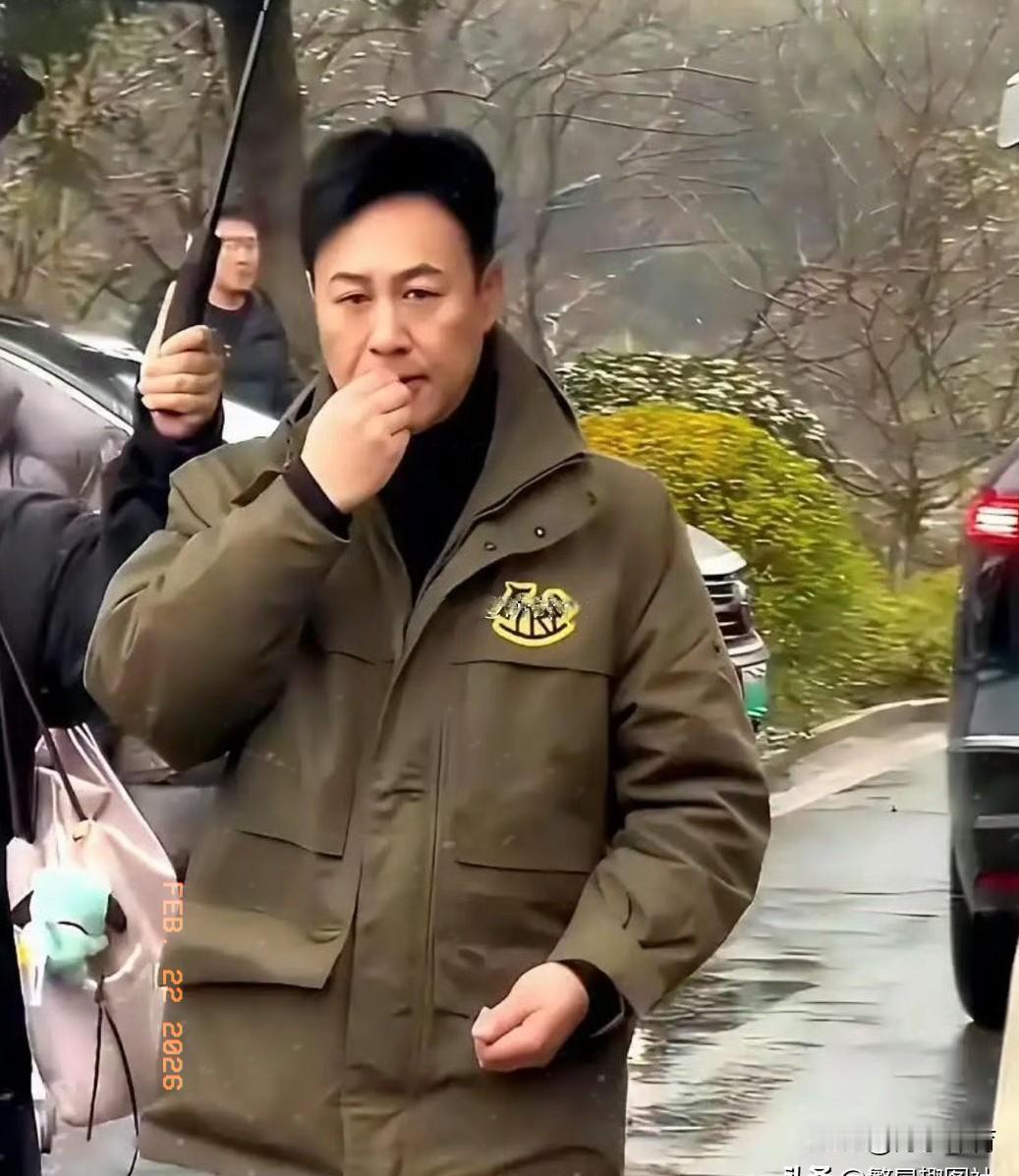 助理半边身子滴水，张颂文撑伞嗑瓜子？别让镜头骗了你。雨点砸下时，他第一动作是