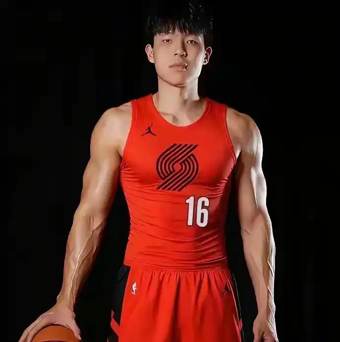 憋了五场，杨瀚森终于踩上地板。两分钟，四分两板一助，干净利落。前面死