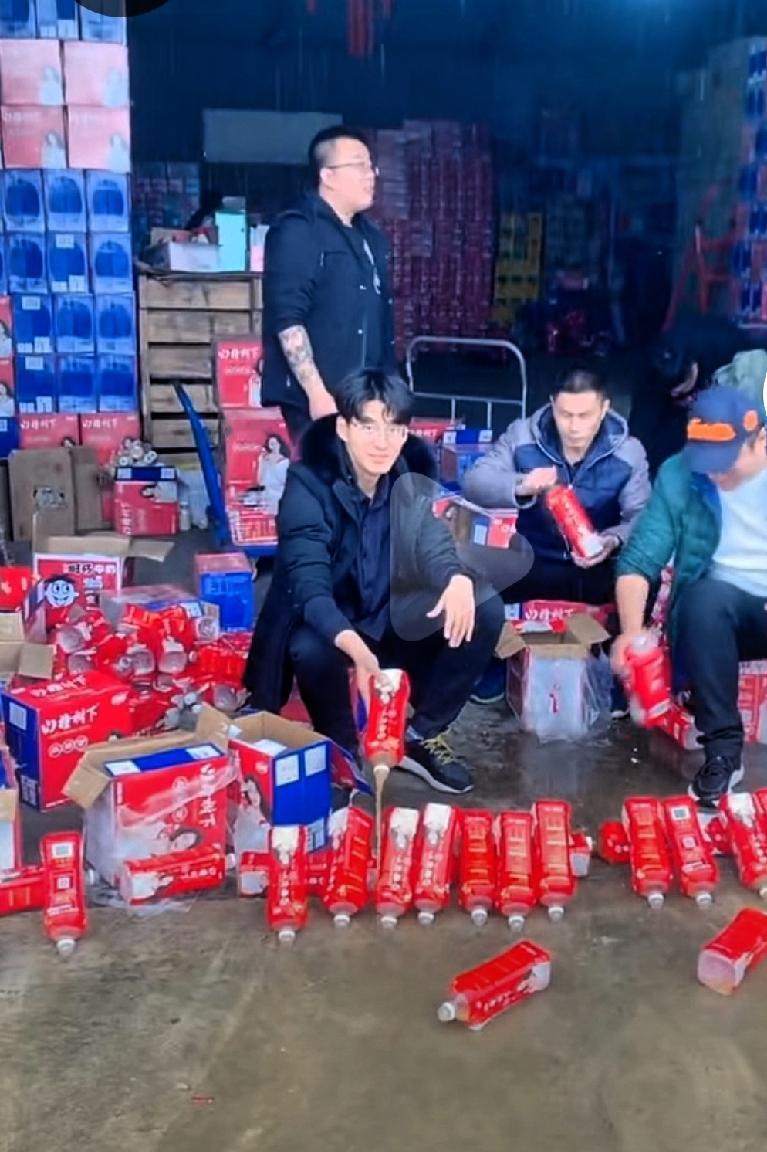 一觉醒来，山东网友集体破防了！“山楂树下”塌天了！山楂树下”这两天被山东网友抬