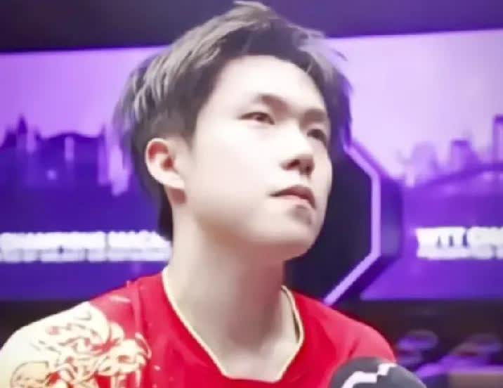 王楚钦当年花了200块钱在网上买的自行车，自己组装的，一上路就叮咣啷的，灯泡不亮