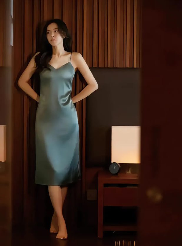 曾黎，170cm，光脚穿真丝睡衣好美，脚指甲盖涂的是夜光的吗？为什么会发光呢？