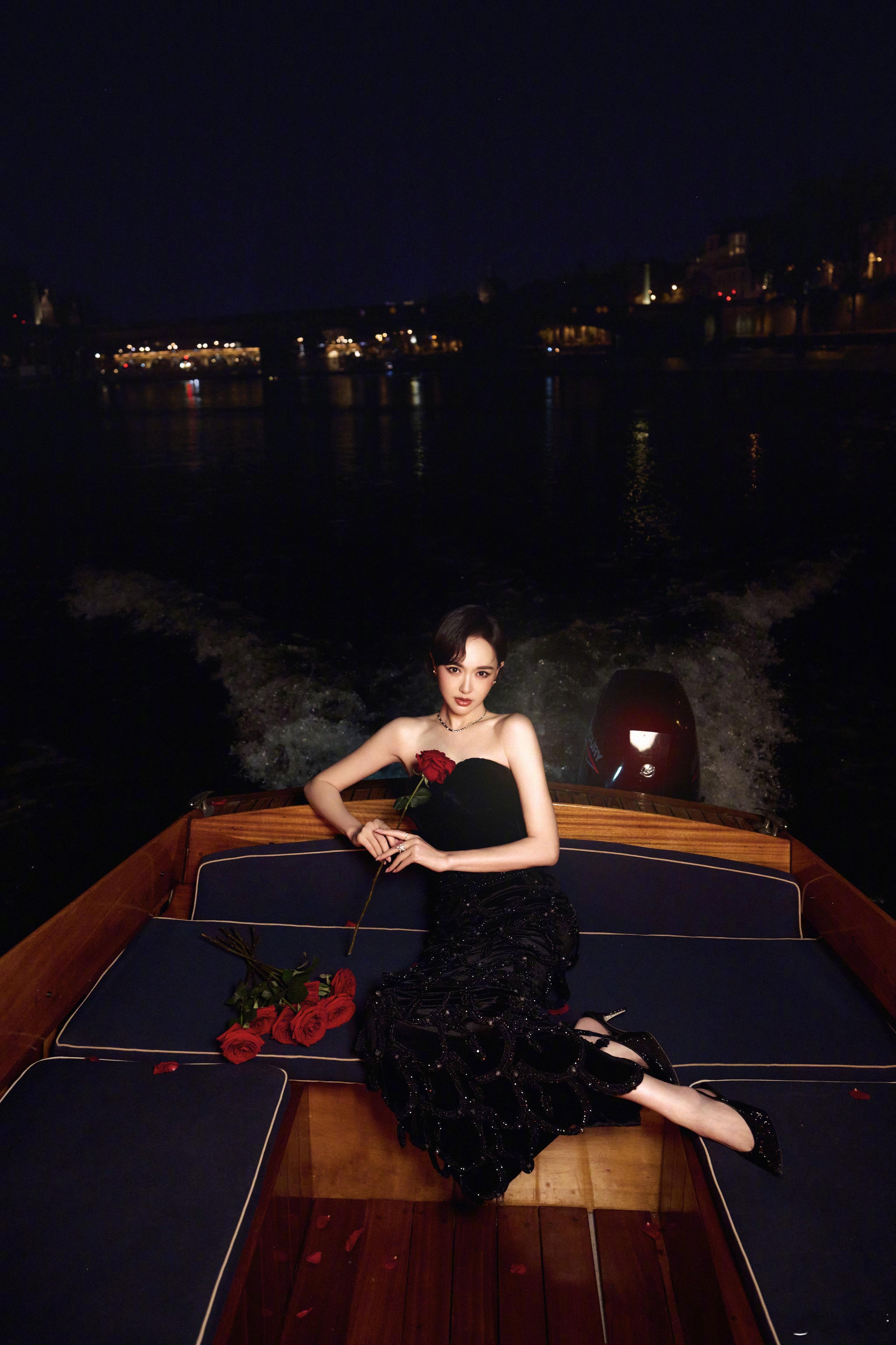 Tiffany请到了真正的妈妈级别我勒个豆啊！！！这么貌美的唐嫣细细品味这组图