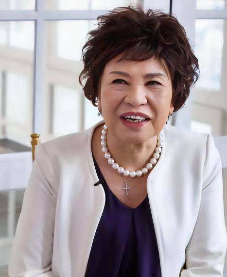 87岁高龄的香港老戏骨余慕莲，1月26日那天化了淡妆，在好友米雪、安德尊的陪同下