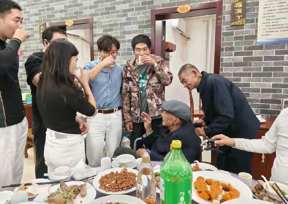 这个老人家是谁？为啥那么多人给他敬酒！看穿着就一个普通农村老头！难道也是“
