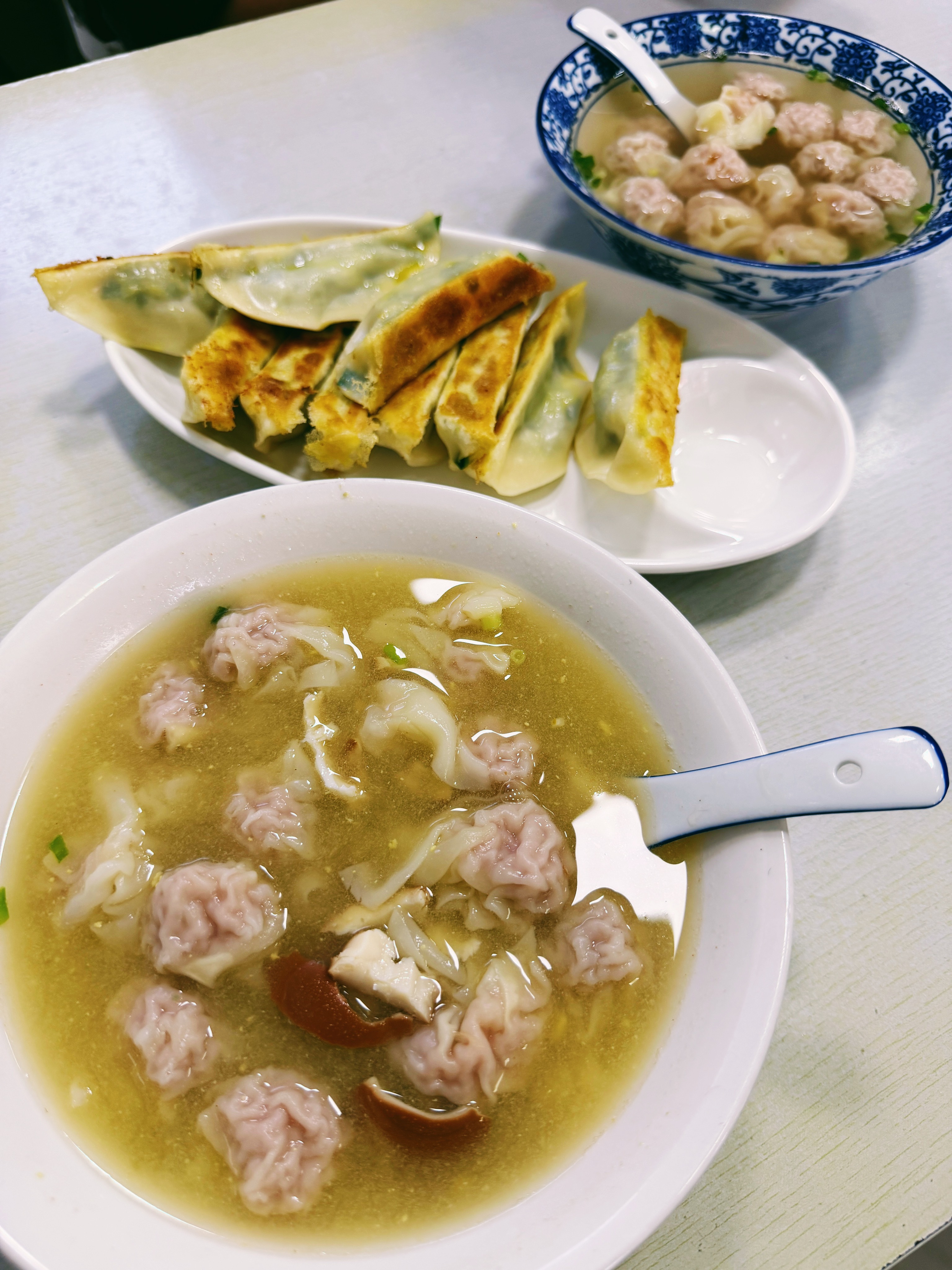 小馄饨加个茶叶蛋，把茶叶蛋捣碎，让蛋黄融入骨头汤里，再加两滴醋，完美。煎饺一定要