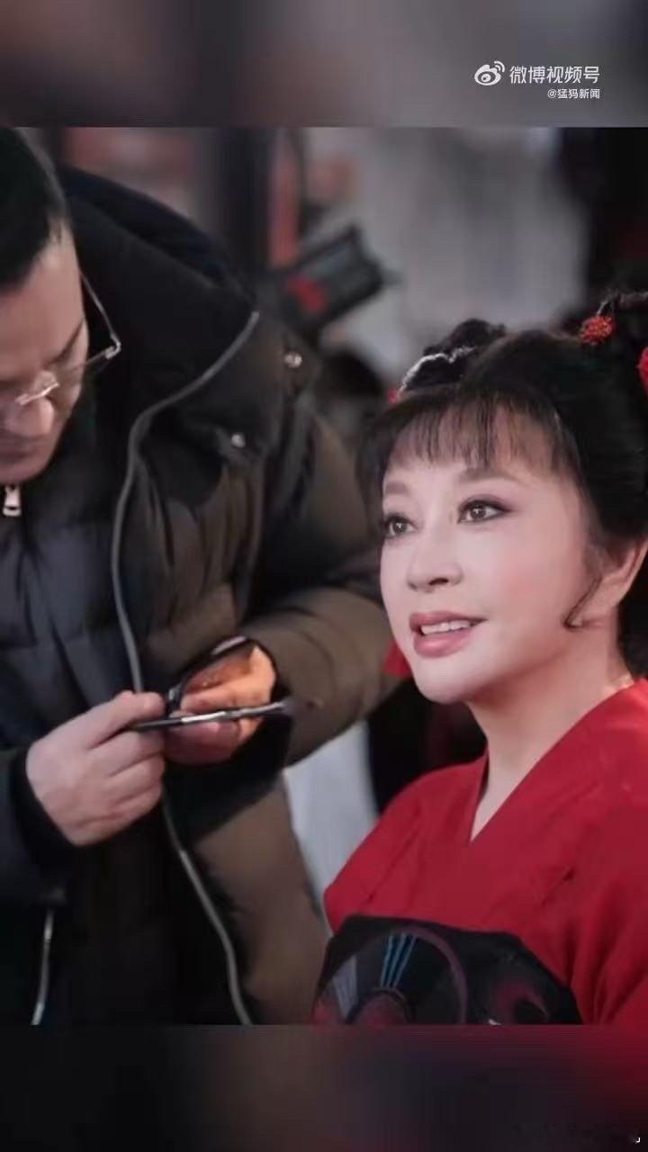 2026毛戈平刘晓庆手搓武则天妆容短短一段幕后视频，看得人肃然起敬。在追求效率