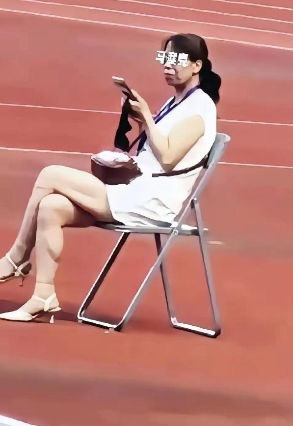 甘肃平凉陇超联赛奏国歌事件持续发酵，涉事女子的真实身份终于被扒了个底朝天。此前网