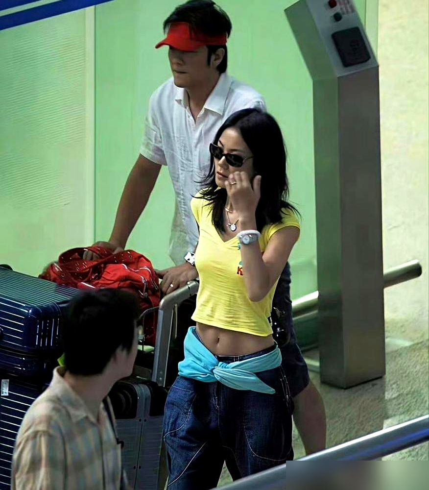 2005年浦东机场，王菲从背后一把搂住正搬行李的李亚鹏，笑得像个初恋少女。记者快门咔咔响，没人觉得这
