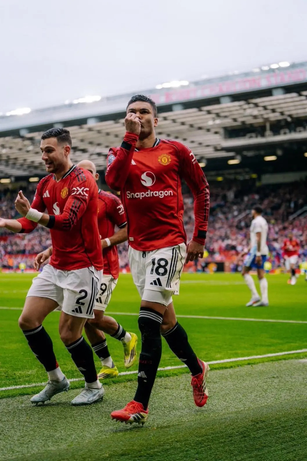 卡塞米罗这个情况，情感上很多球迷希望他再留一年，现实上很难。如果胖虎能降薪续约一