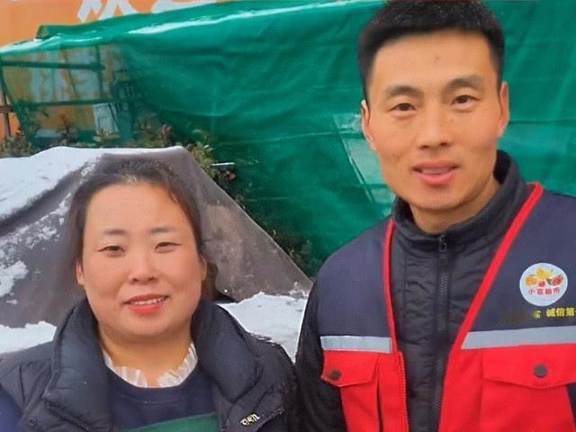 威海青年夫妇营区前放下15万就跑！警方连夜寻人，钱款已全额退还近日，北部战