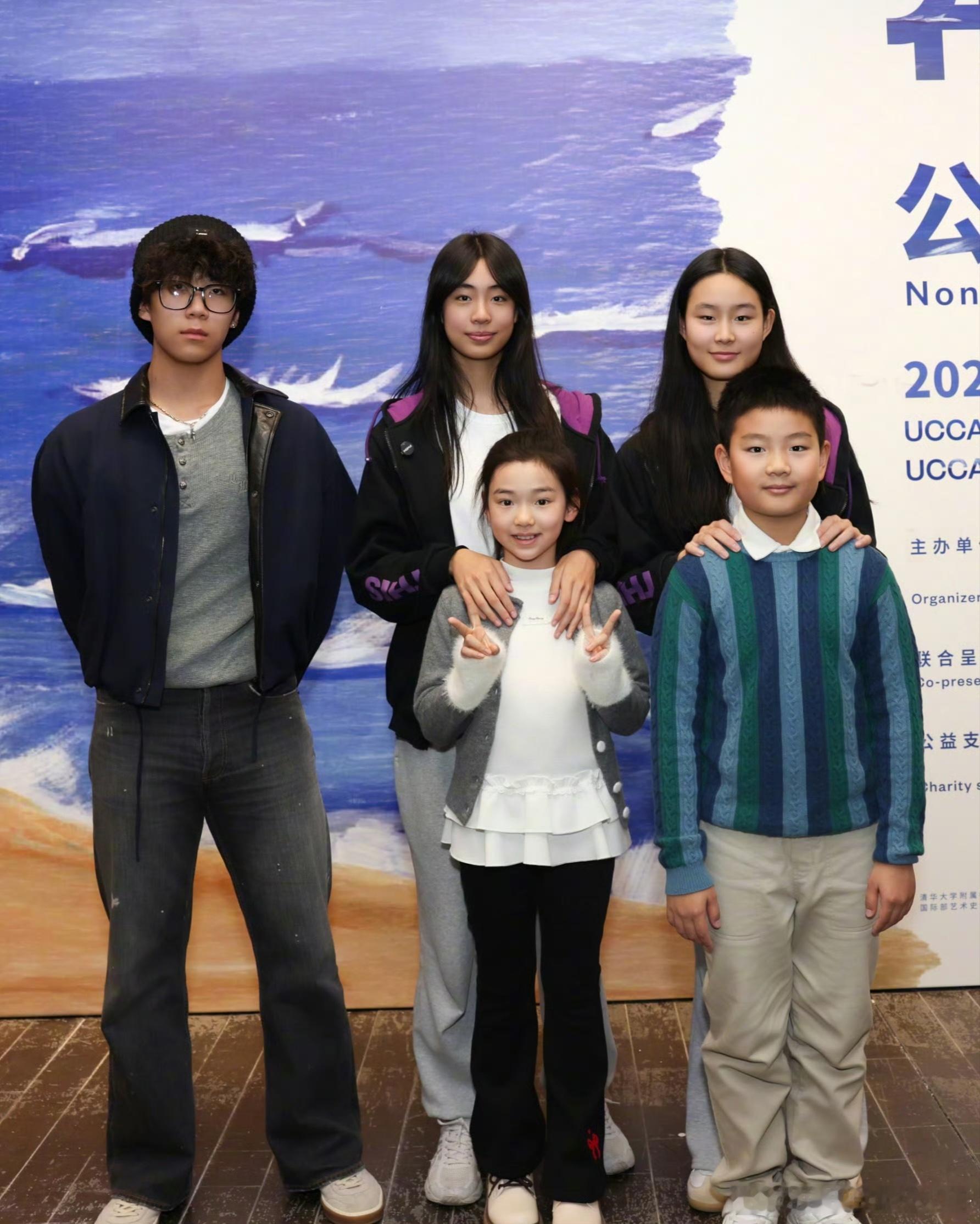 董璇小酒窝现身支持佟大为女儿艺术展佟大为两个女儿身高董璇小酒窝现身支持佟大为女