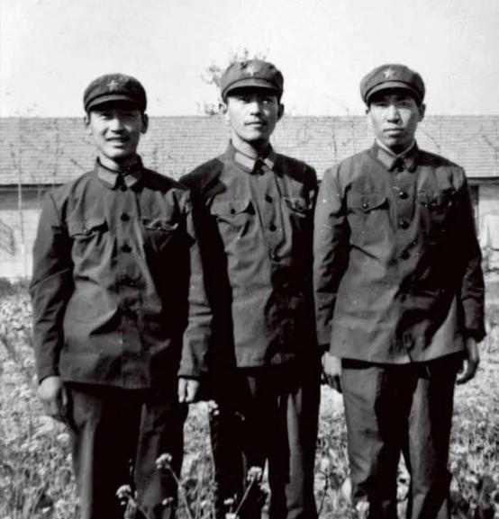 1981年底，提干失败的阎连科办好退伍证后回了老家嵩县。一天，他正在田里播种小麦