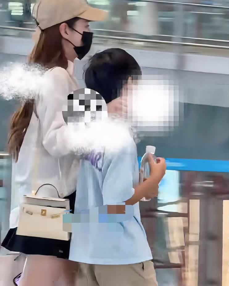 肢体语言是不会骗人的，马筱梅真的把小霖霖当亲儿子来看待，送两个孩子回台湾