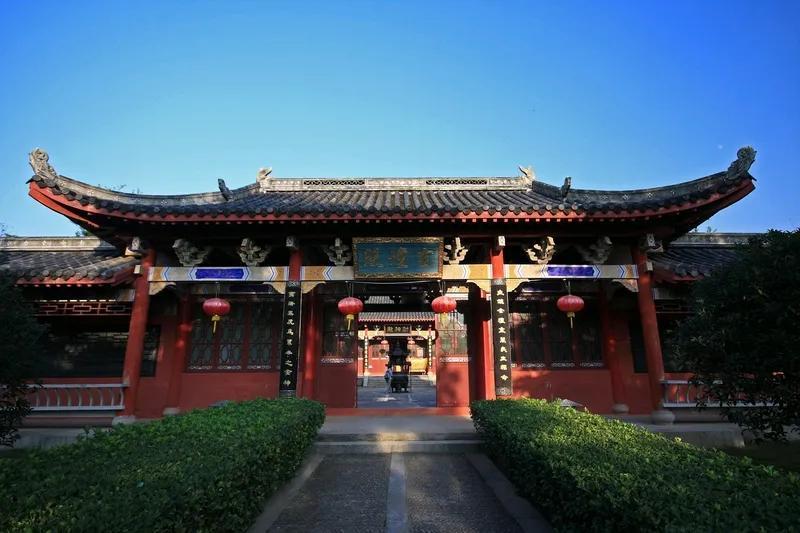说来说去，老子被公认为道祖，一气化三清。实际上，在老子之前就存在道家，只是缺乏系