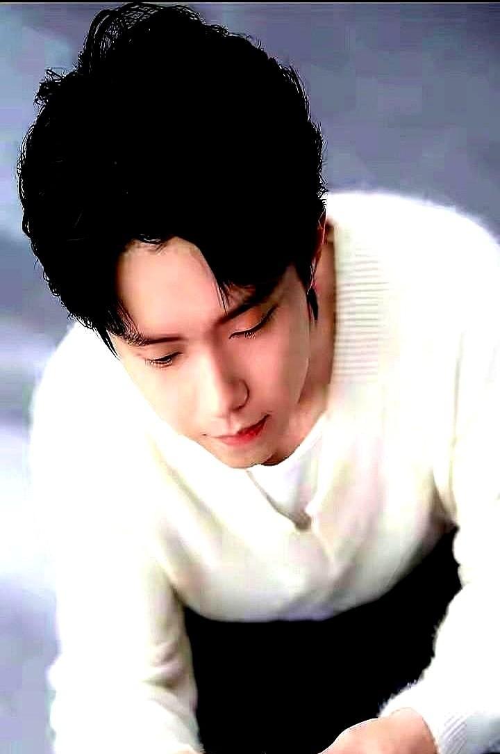 王楚钦给女友拉拉链，一件毛衣卖爆了。没人策划，没找明星代言，就一个动作，全网疯