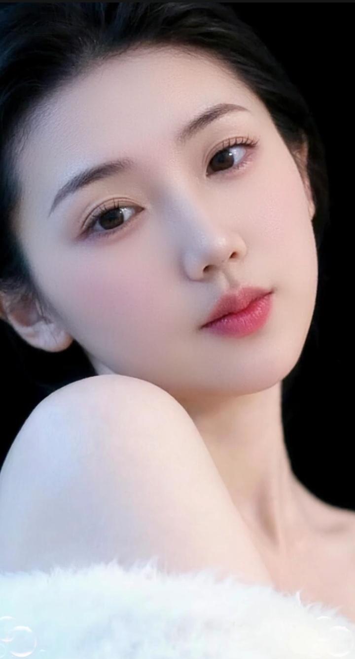 温柔如水的少女，眼神中藏着星辰大海。泳池还让人放心吗海边元气少女湖边温柔少女