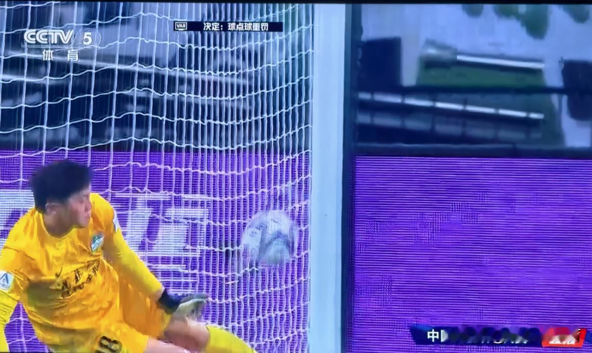 河南队门将王国明精彩的两连扑，被自己的业余失误葬送了[笑着哭][笑着哭][笑着哭]面
