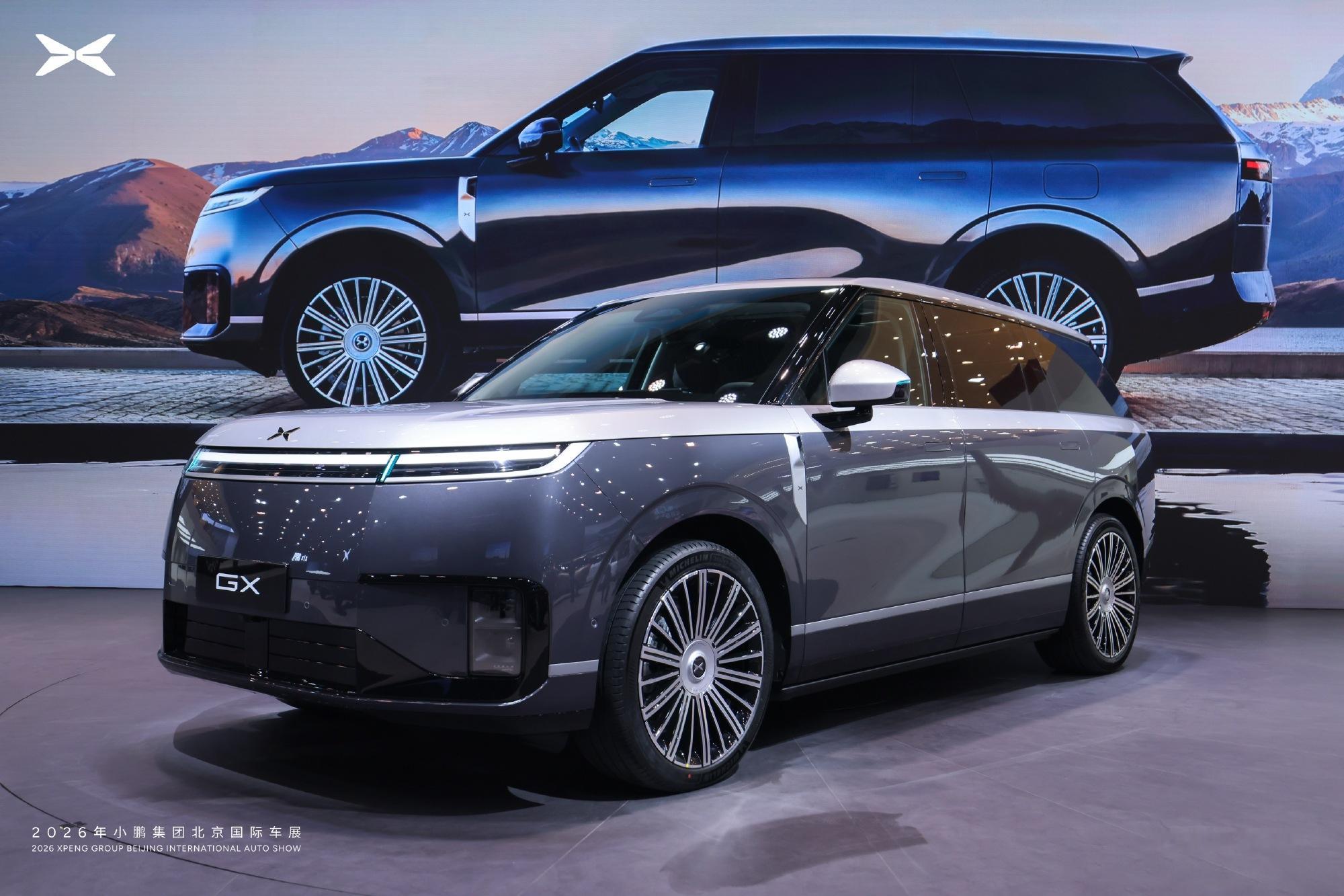 小鹏GX隐藏款，果然是双拼色，叫「昆仑云境」用的是深蓝拼银色，而且拼线放在了车窗