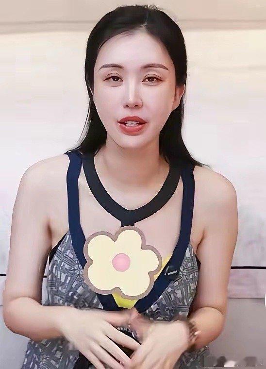 王石还没学会及时止损，田朴珺已经跃跃欲试当他不存在了?还有哪位大佬允许老婆这么穿