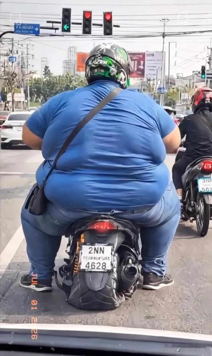 这是该埋怨摩托车不抗压还是该埋怨人呢？第一幅图片显示轮胎已经瘪了，仿佛是它感觉