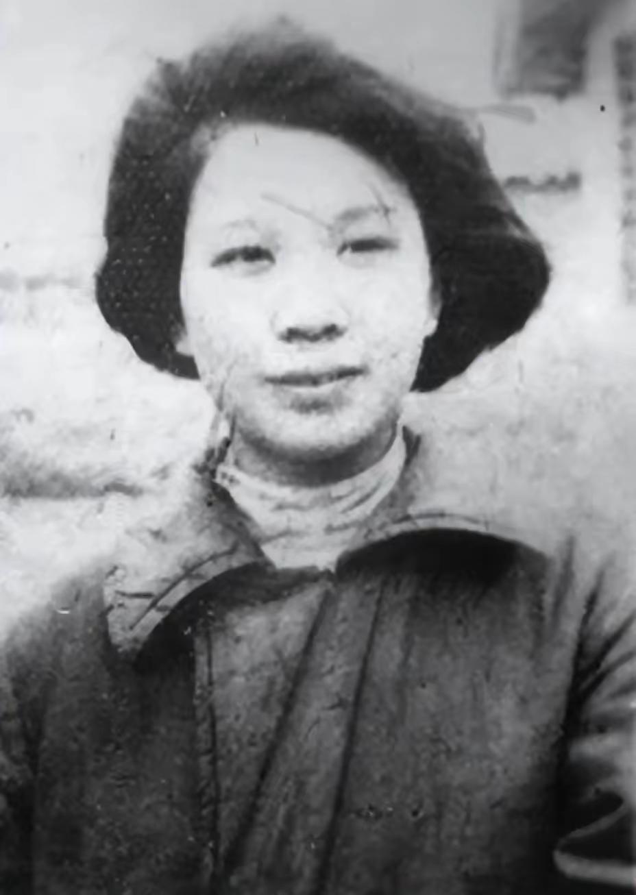 1975年，重庆歌乐山一处施工工地意外挖出一具女性遗骸。尸骨手腕上仍扣着一副锈迹