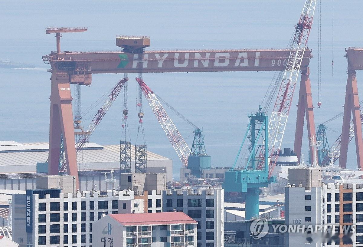 正在韩国现代重工蔚山造船厂检修的韩国海军SS-079“洪范图”号潜艇今天发生火灾