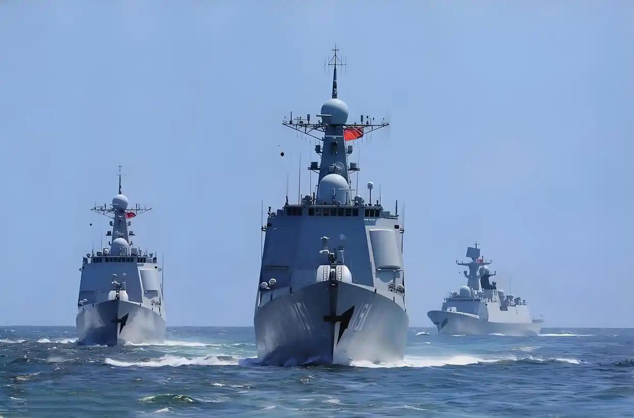 7月26日，中国人民解放军南部战区组织海空力量在南海海域进行例行巡航。南部战