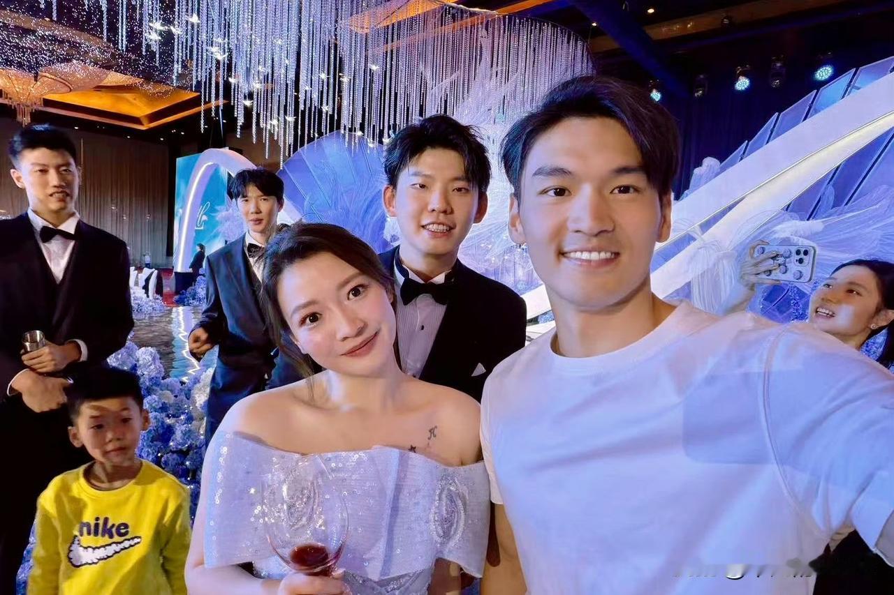 11月30日，羽毛球运动员黄雅琼和刘雨辰在北京举行婚礼，夫妻二人已于今年8月2日