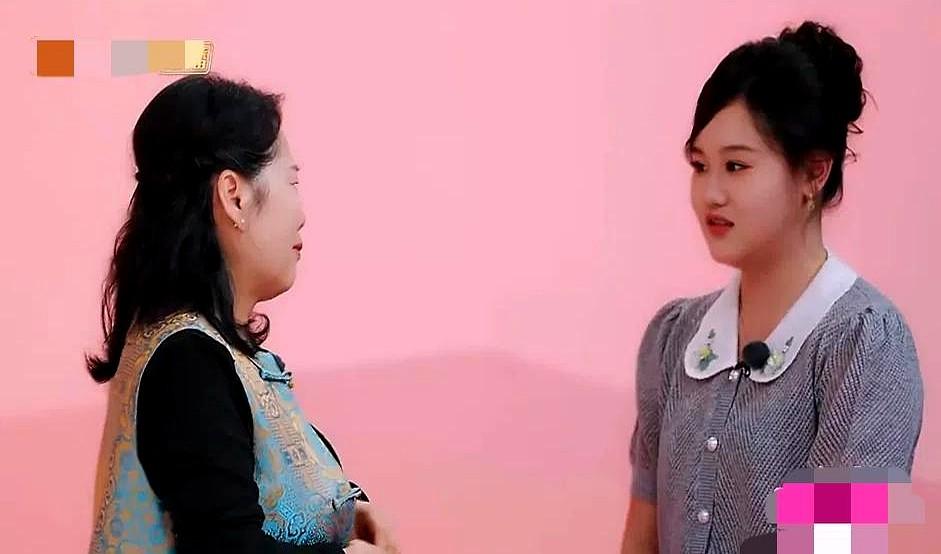 亲妈在演播室激动大哭想拥抱，奥运冠军女儿却递了张纸巾转身走人。妈妈以为女儿会