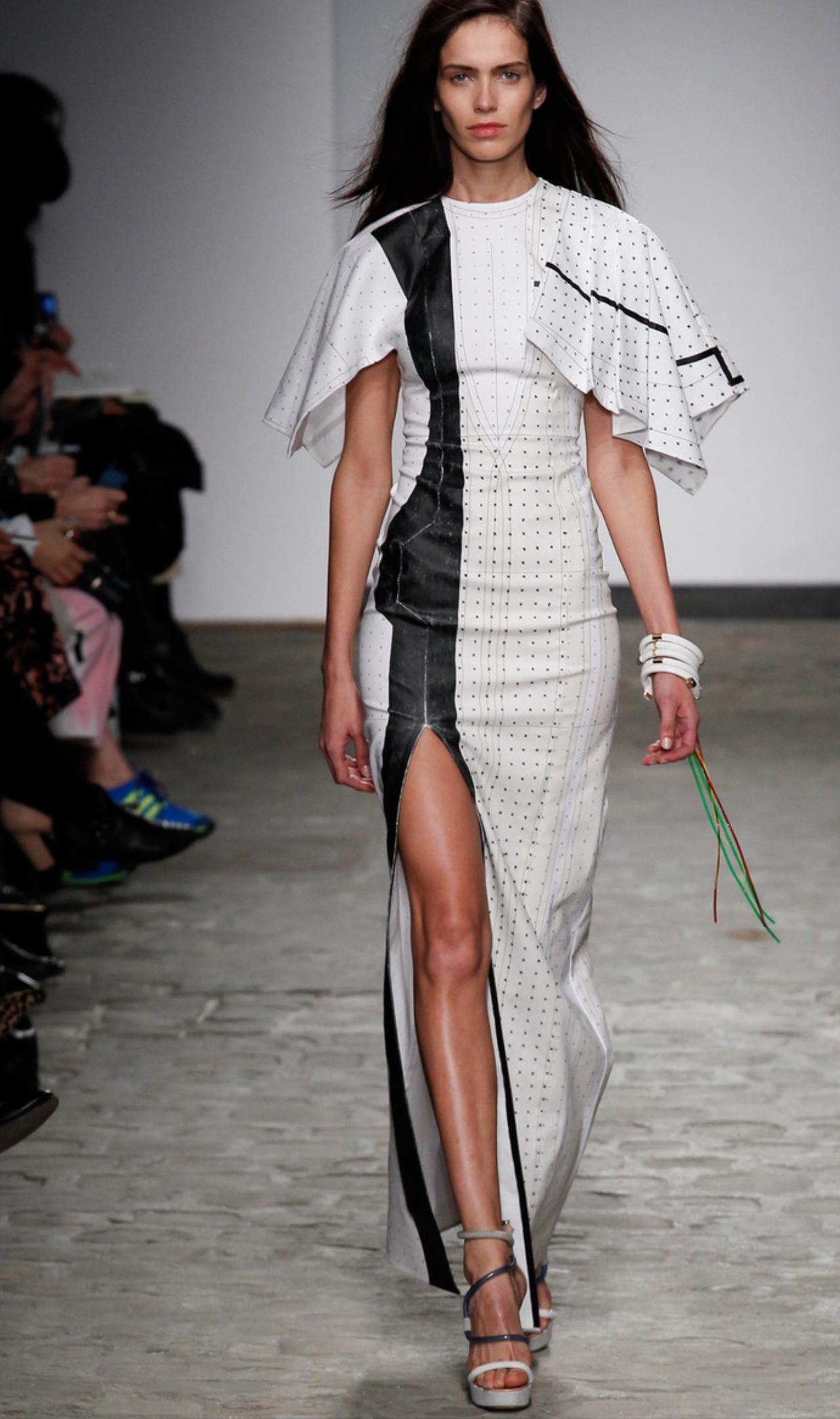 Vionnet2014春夏高定系列，一出场就把我拉进了一片温柔的调色盘里。没有