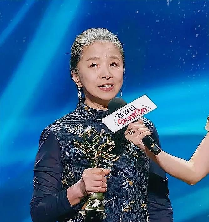 迟蓬拿下白玉兰最佳女配，领奖时只说了三句话。没有感谢导演，没有提及片酬。第一句：