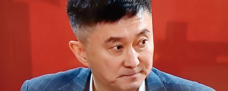 同样是外甥，张庆鹏外甥彭仕俊在杜峰手里几年摸不着一次球，上不了一次场，被逼无奈，