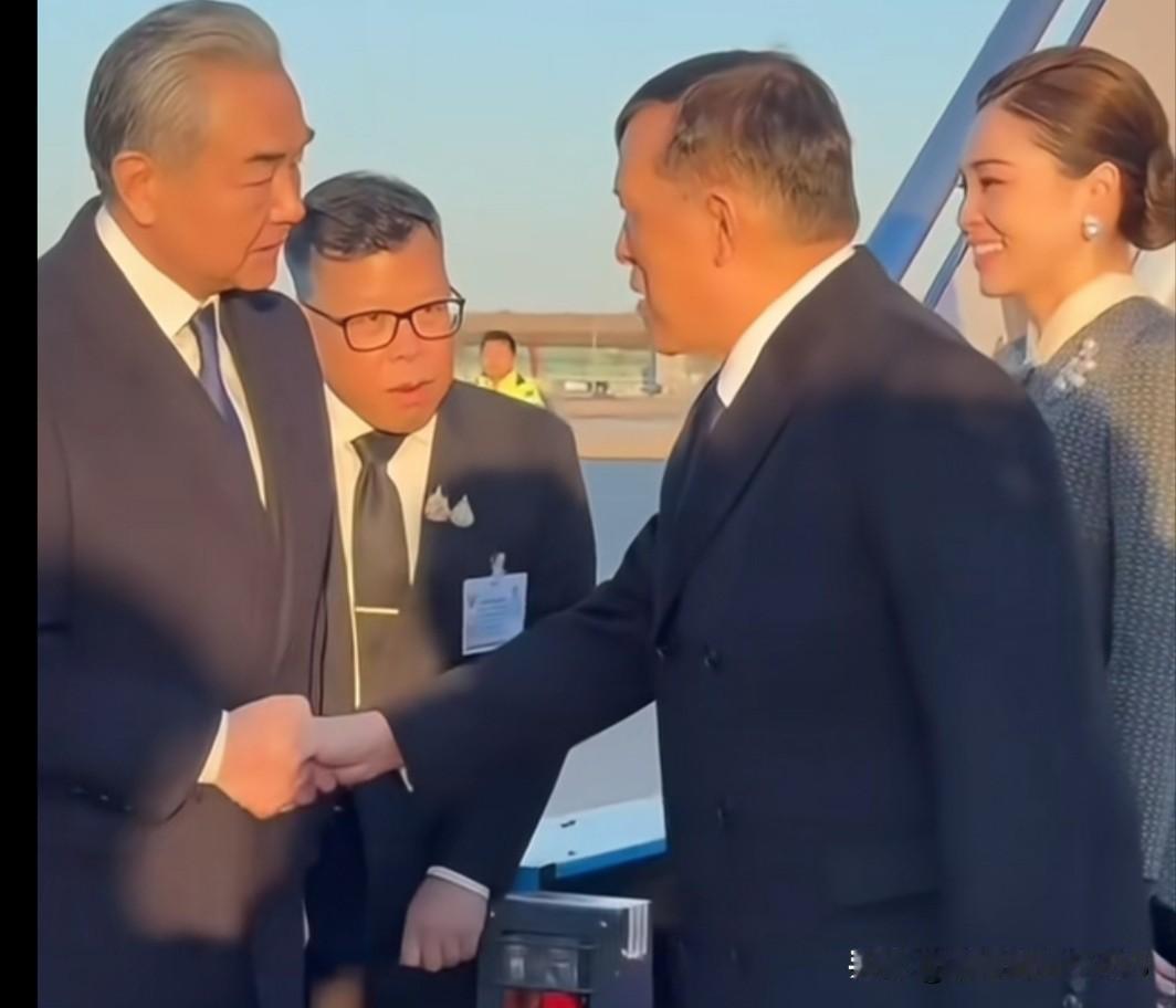 泰国国王和王后到北京啦！北京迎来贵客！王后真是优雅又美丽，悄悄说句：这外交