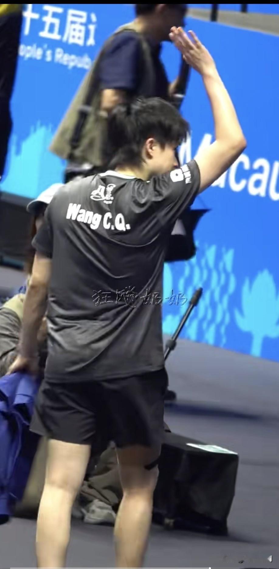 当妈的一点儿都看不了这种背影！[哭哭]虽然很难过，但依然要对你说:王楚钦最棒[赞