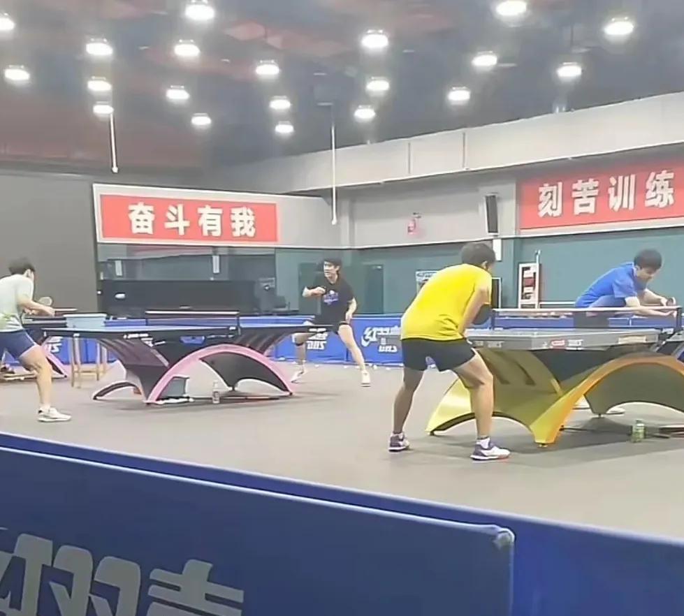 魏桥F4太牛了！昨天还在山东摸四件套，今天就在体总乒乒乓乓，王楚钦、黄友政