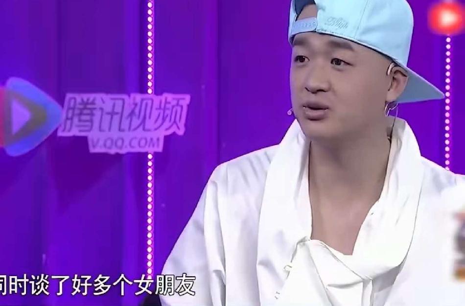 包贝尔曾在节目里说：“我14岁的时候同时谈了好多个女朋友，我还邀请她们一起来我家