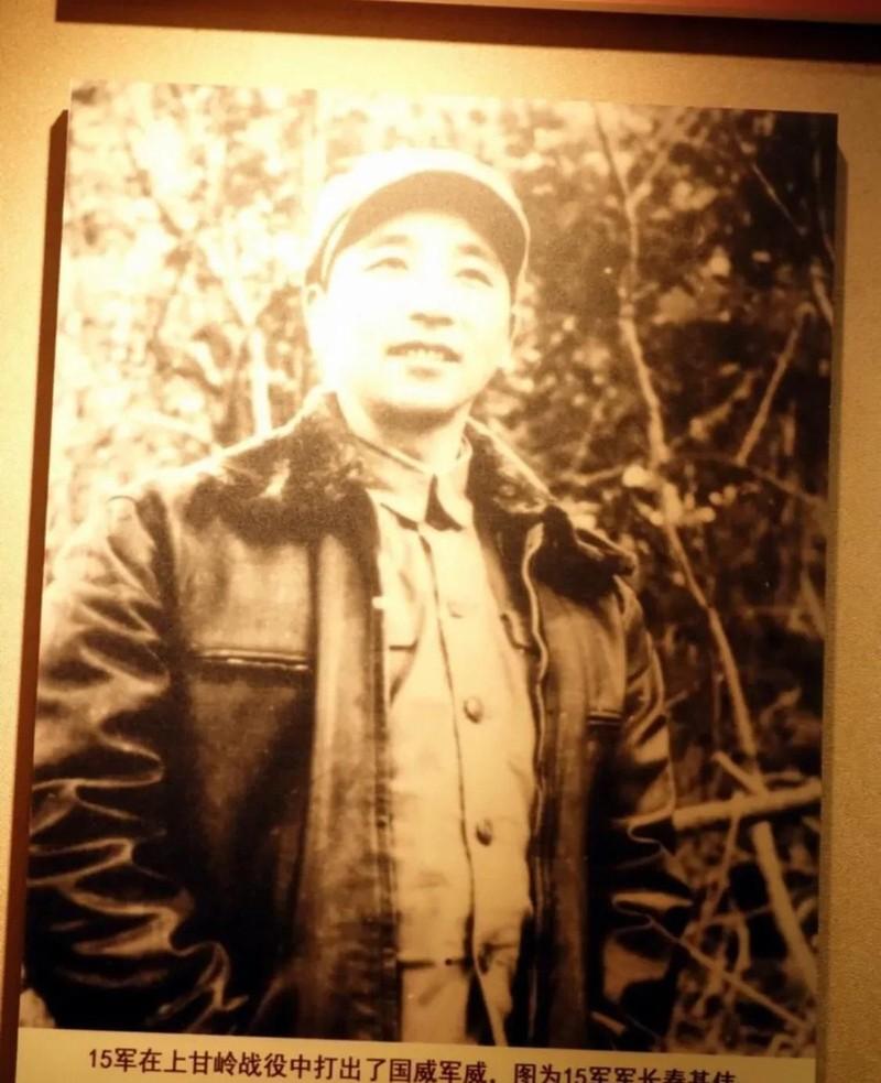 1932年，徐向前骑马经过一堆尸体，这时，他发现一具尸体动了一下，就让人把他救起