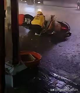 成都雨夜最温柔的一幕：超时的夜宵，藏着成年人最戳心的无奈破防了！成都，一个