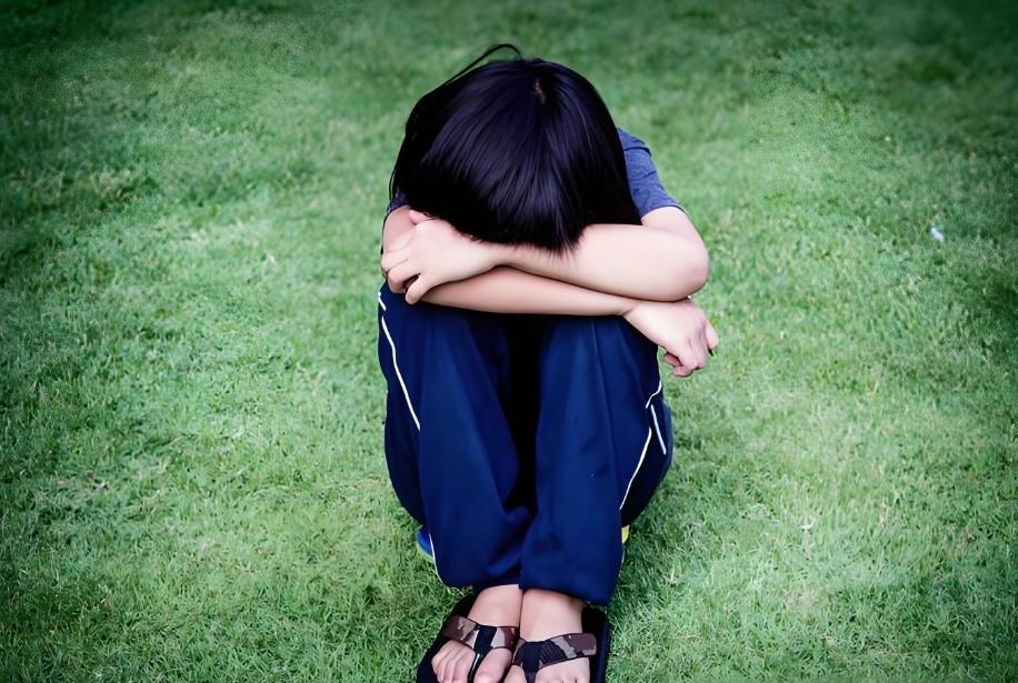 广东阳江，11岁男生上体育课捣乱，被体育老师打了一巴掌，耳聋了。事后，家长报警，