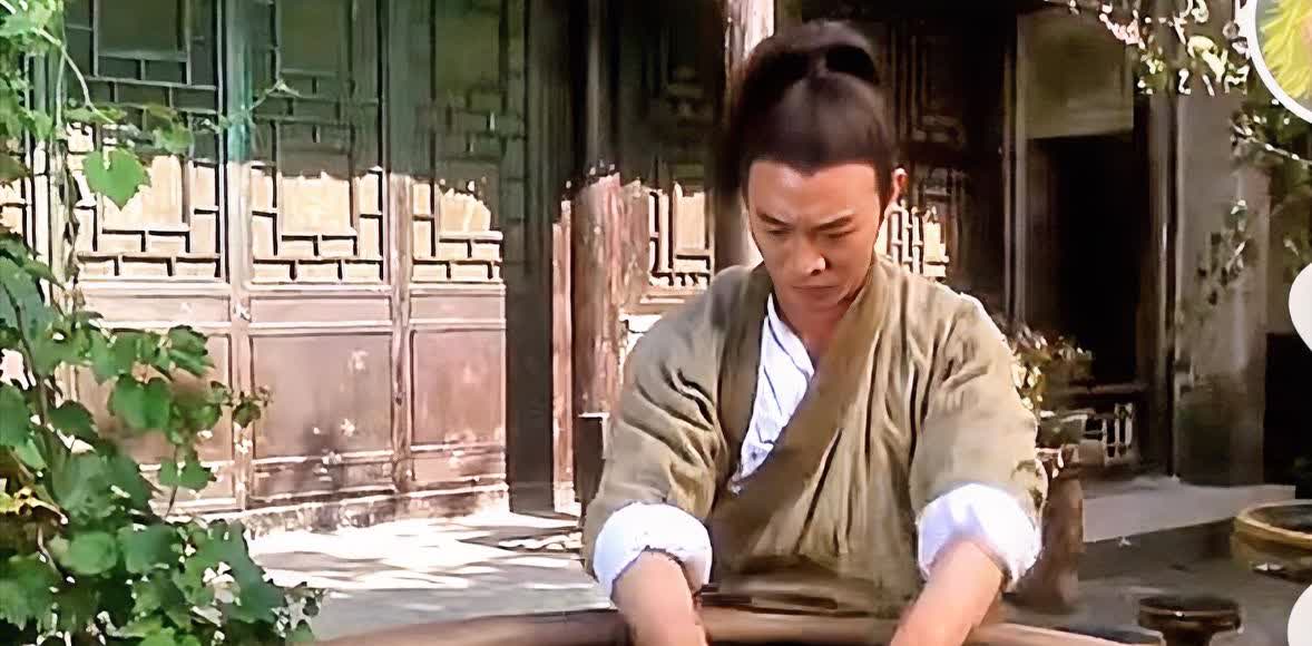关于李连杰开通抖号，涨粉太慢，有几个细节：首先，李连杰作为新加坡友人，是