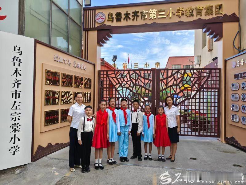 学校挂左公名字还可以，但让小朋友这身衣服和红缨枪，有点过了吧？最起码要配81杠