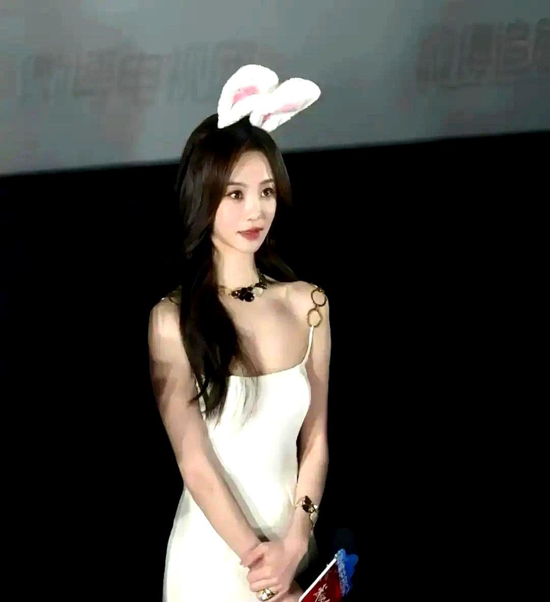 同样穿吊带，结果天差地别。王楚然活动上吊带滑落，镜头对着胸口猛拍。网友直接问