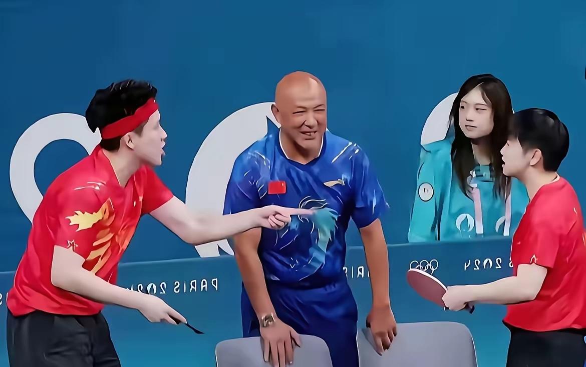 “肖爸”真像一个“护犊子”的家长！看到大头和莎莎因为打什么球，吵得面红耳赤的